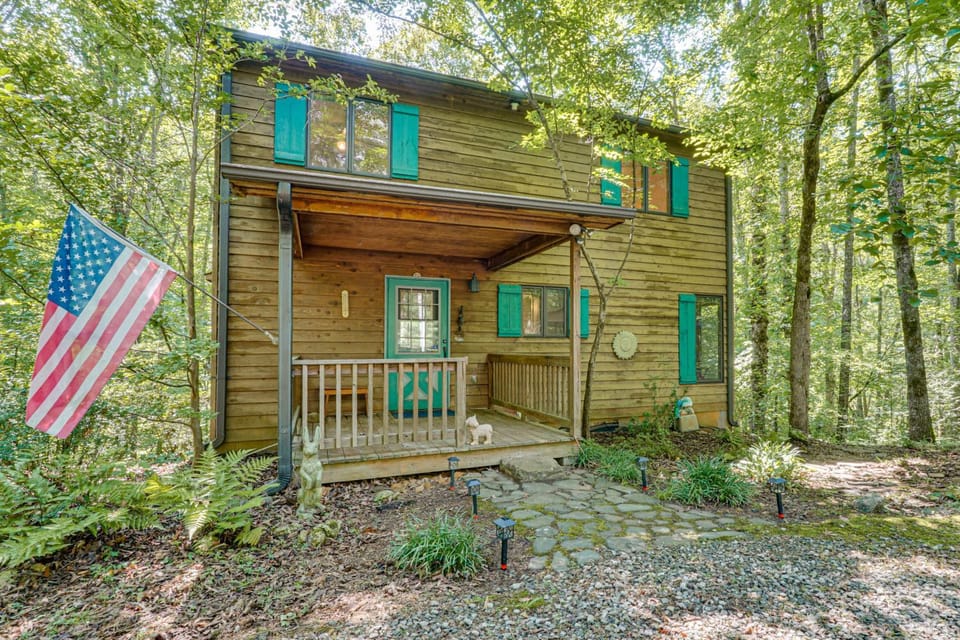 9 Mi to Lake Keowee! Secluded Creekfront Getaway House in Pickens County