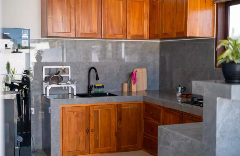 Kitchen or kitchenette, dishwasher, minibar