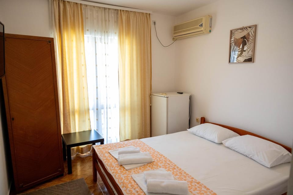Bed, Bedroom, internet, towels, air conditioner