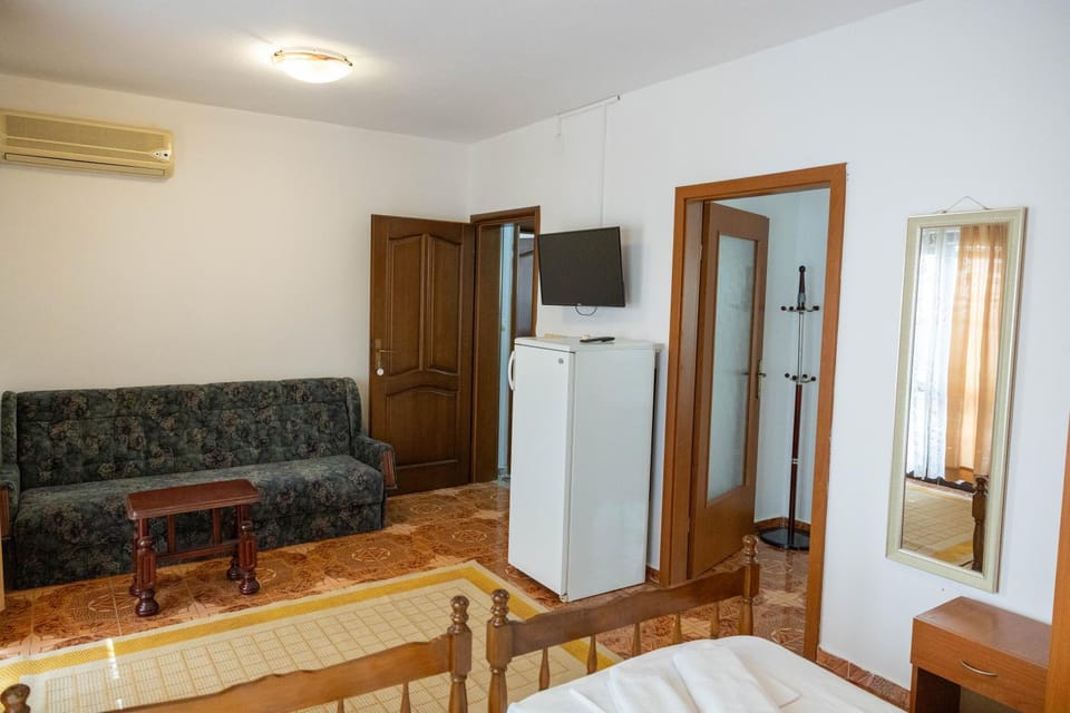 Bed, TV and multimedia, Bedroom, internet, wardrobe, air conditioner