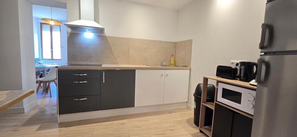 Coffee/tea facilities, Kitchen or kitchenette, stove, toaster