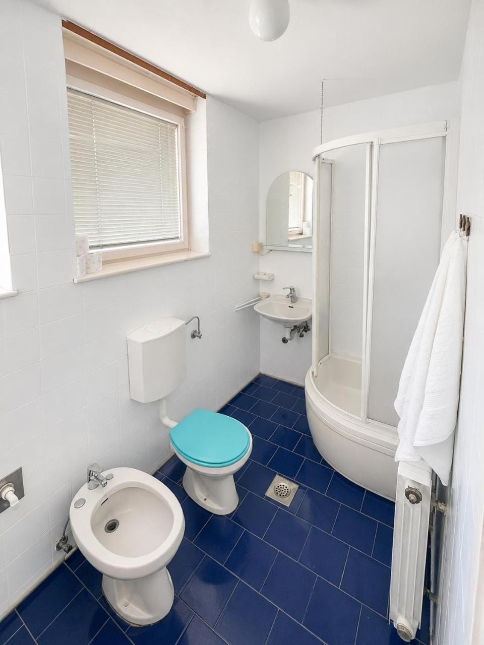 Shower, Toilet, Bathroom, bidet, towels
