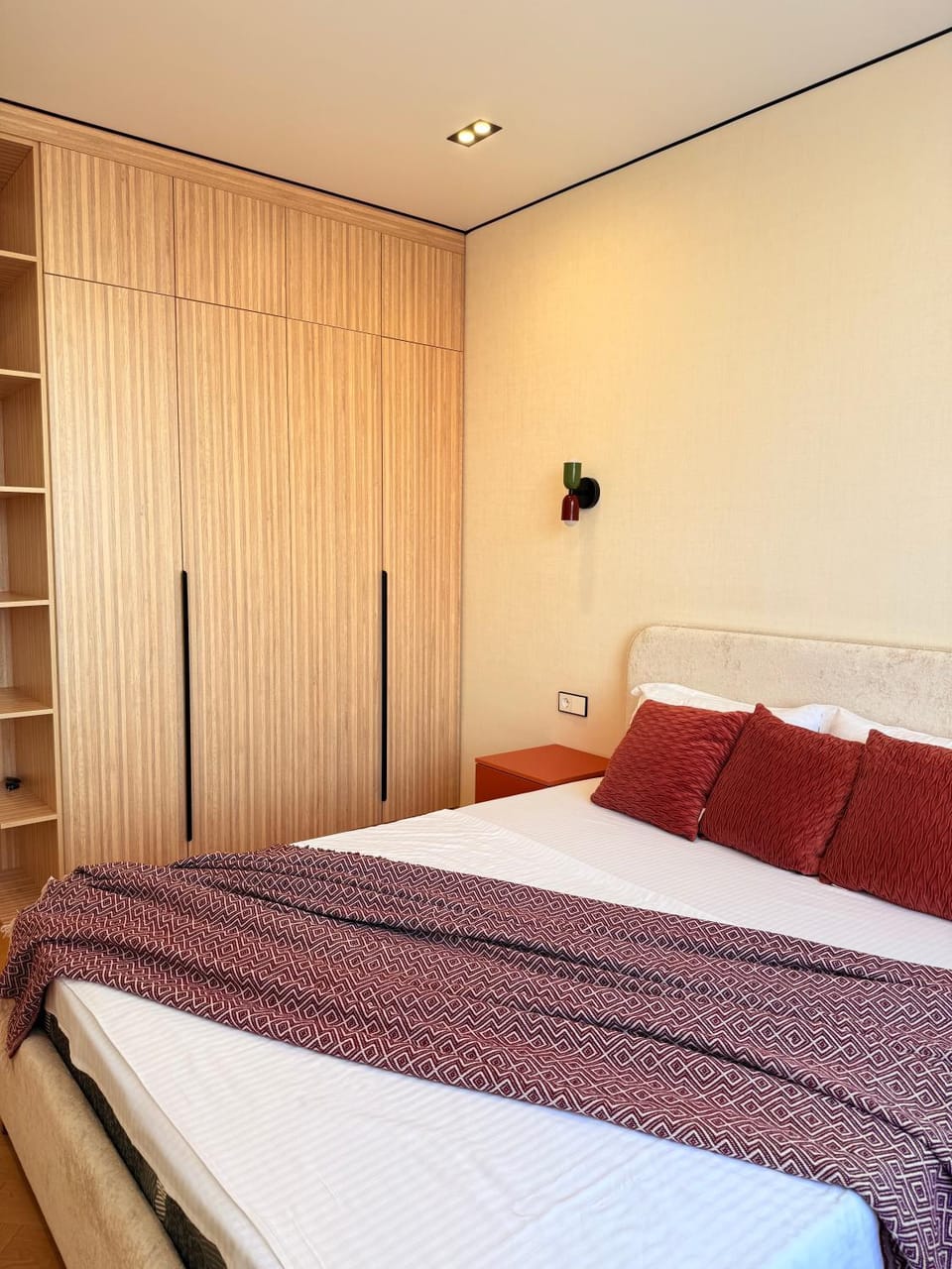 Property building, Facade/entrance, Bed, Photo of the whole room, Bedroom, Location, flat iron, hair dryier, wardrobe