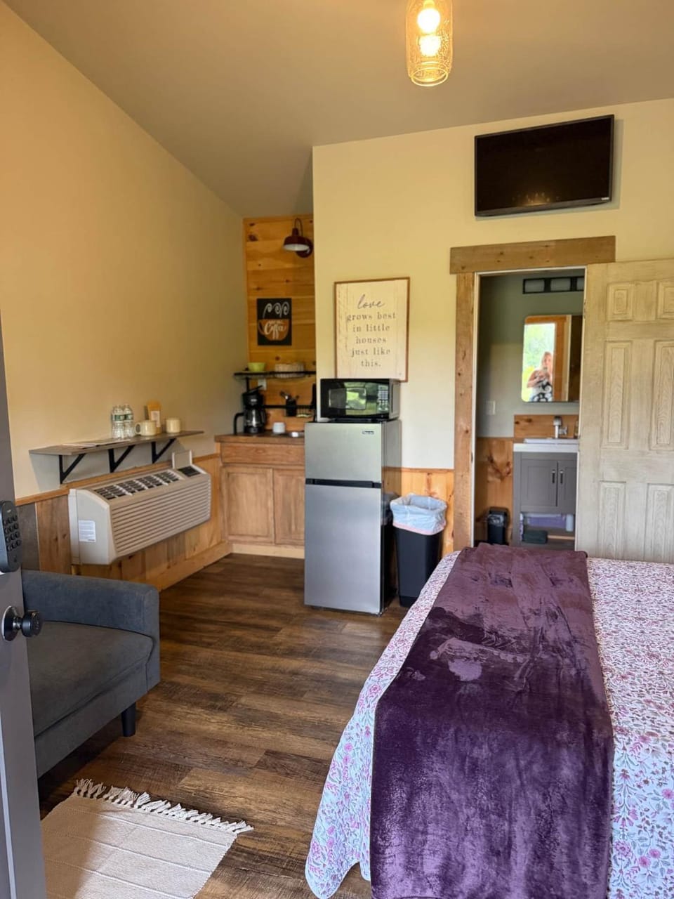 The Angler | Cross Stone Cabins • Walk to Rangeley Lake & Do Cabin in Rangeley Lake