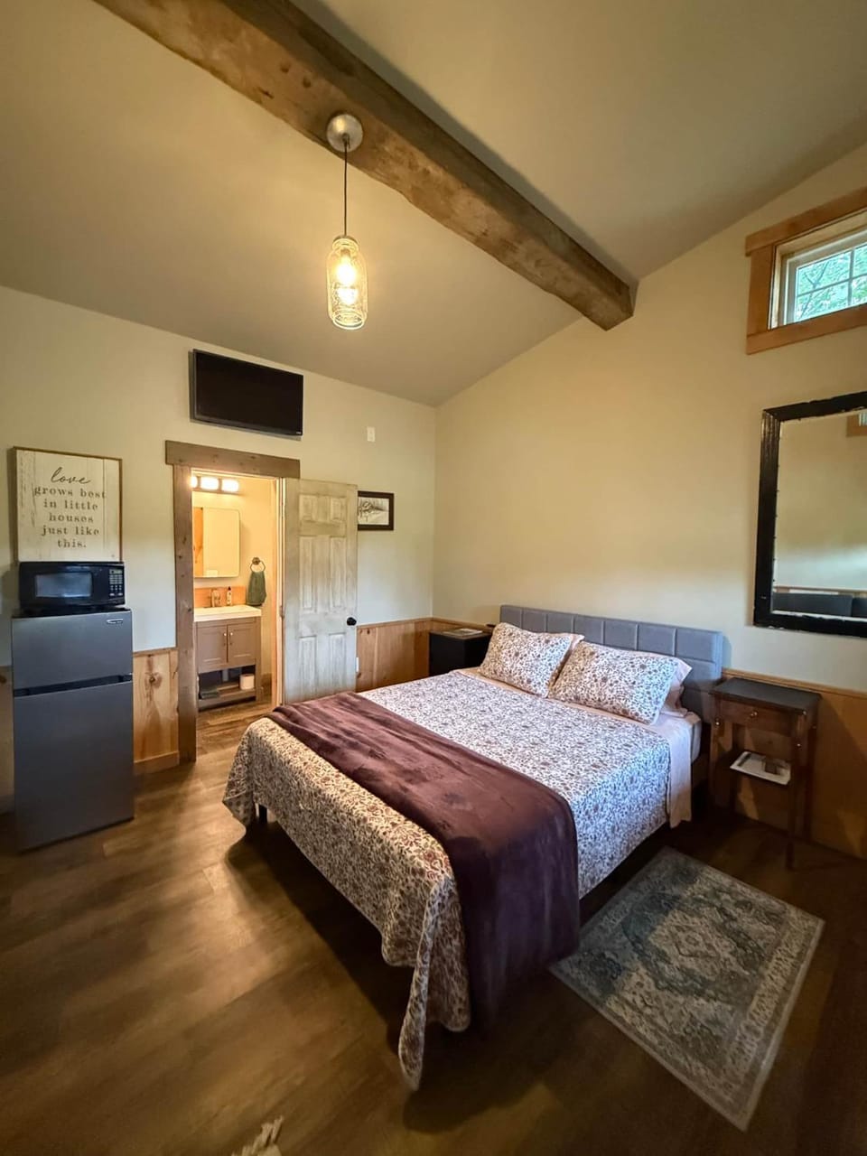 The Angler | Cross Stone Cabins • Walk to Rangeley Lake & Do Cabin in Rangeley Lake