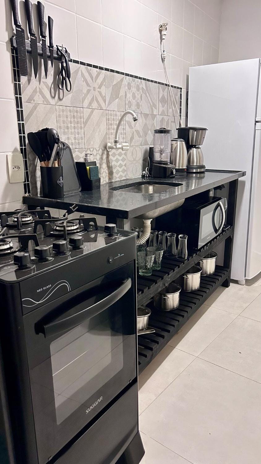 Coffee/tea facilities, Kitchen or kitchenette, stove