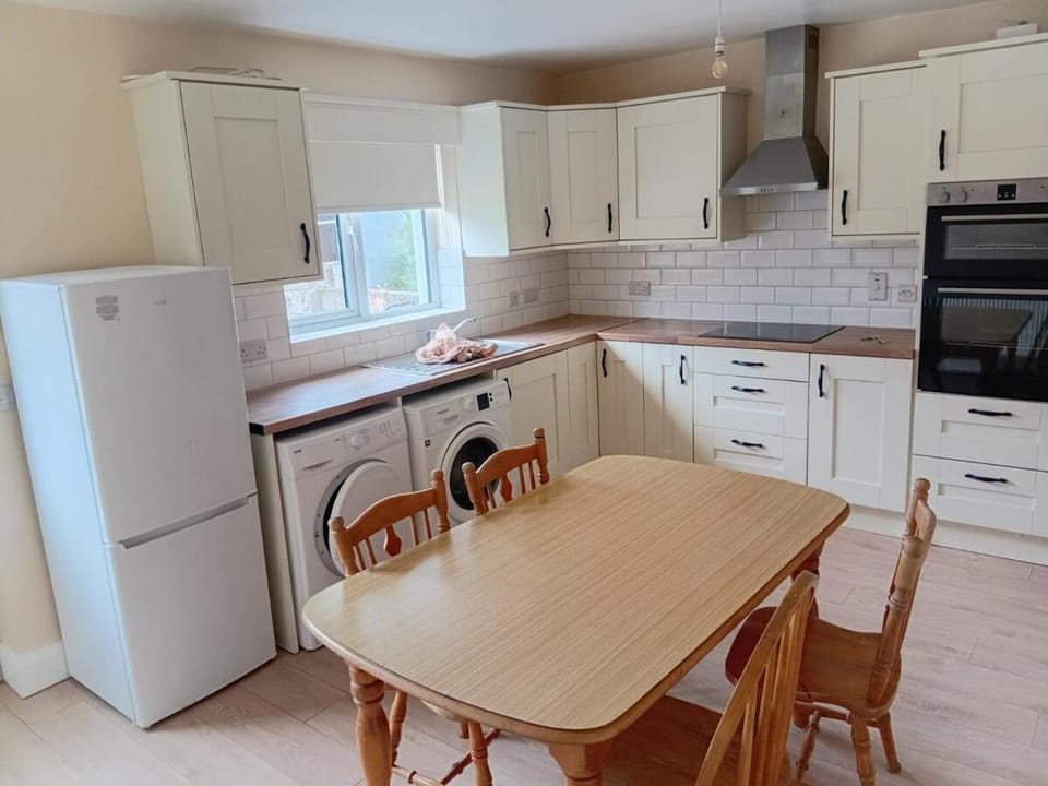 Kitchen or kitchenette, Dining area, oven, stove