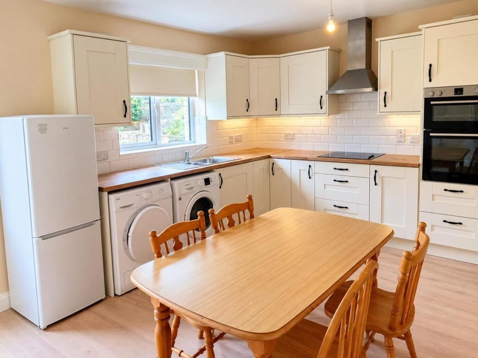 Spacious 3BR House wiz Free Parking WiFi House in County Galway