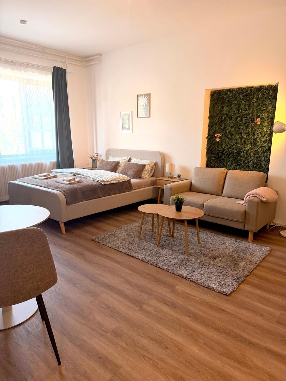 Bed, Living room, Photo of the whole room, Seating area, Bedroom