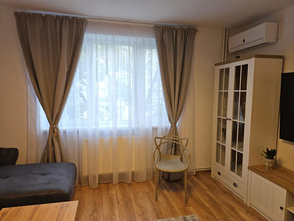 TV and multimedia, Living room, Seating area, Evening entertainment, internet, air conditioner