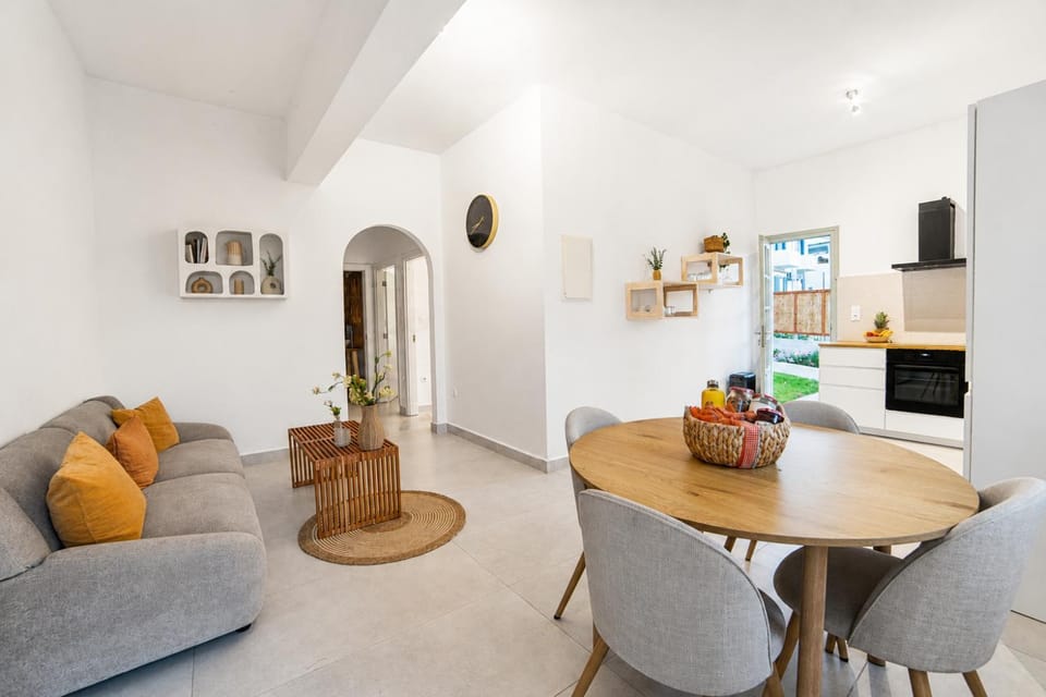 Kitchen or kitchenette, Living room, Seating area, Dining area