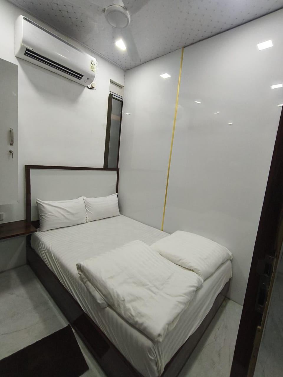 Bed, Photo of the whole room, Bedroom, towels, air conditioner