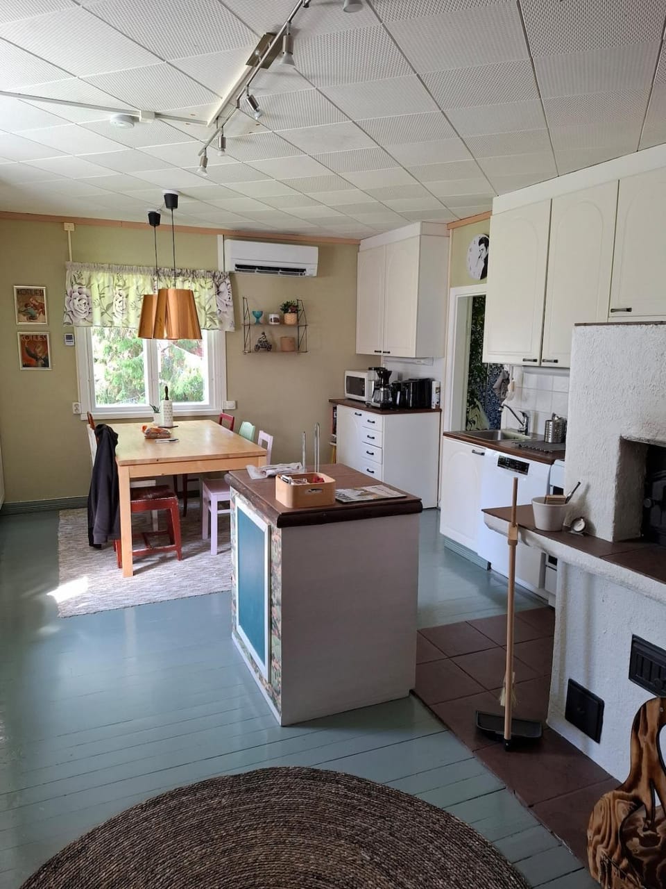 Kitchen or kitchenette, Dining area
