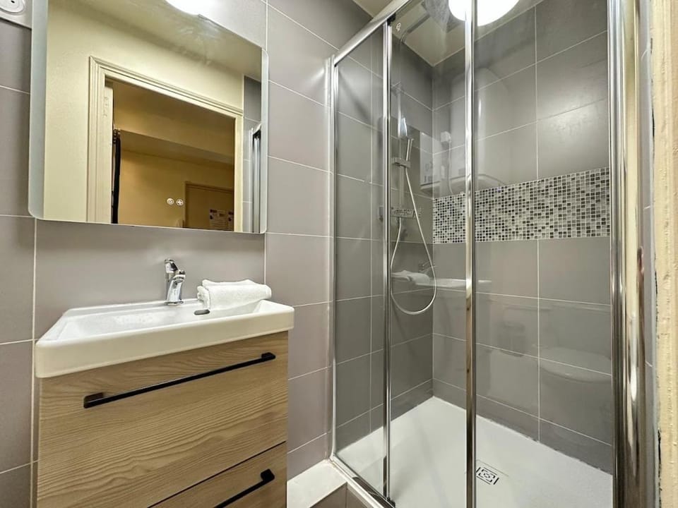 Shower, Bathroom, towels
