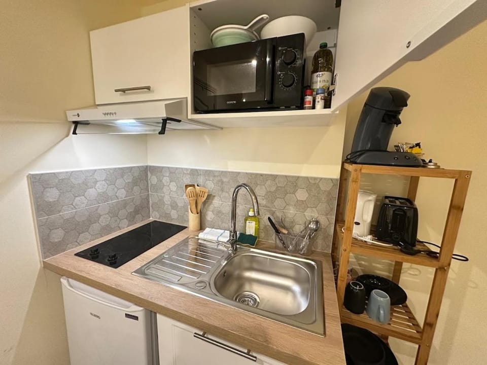 Coffee/tea facilities, Kitchen or kitchenette, stove