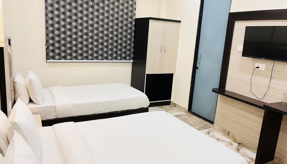 Bed, TV and multimedia, Photo of the whole room, Bedroom