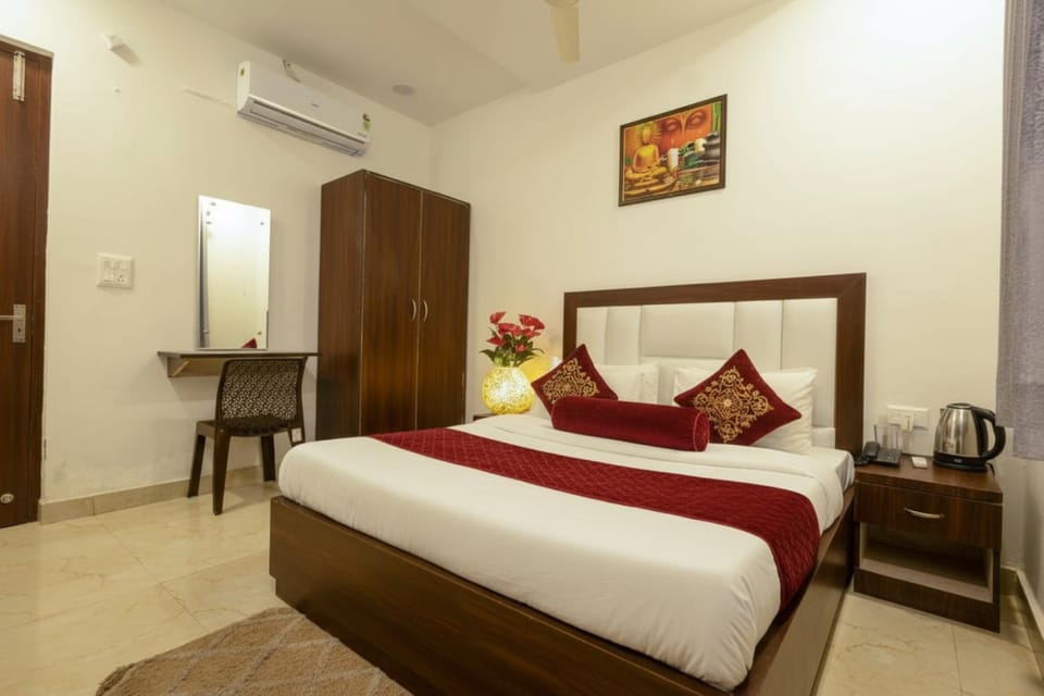 Bed, Photo of the whole room, Bedroom, fireplace, wardrobe, air conditioner