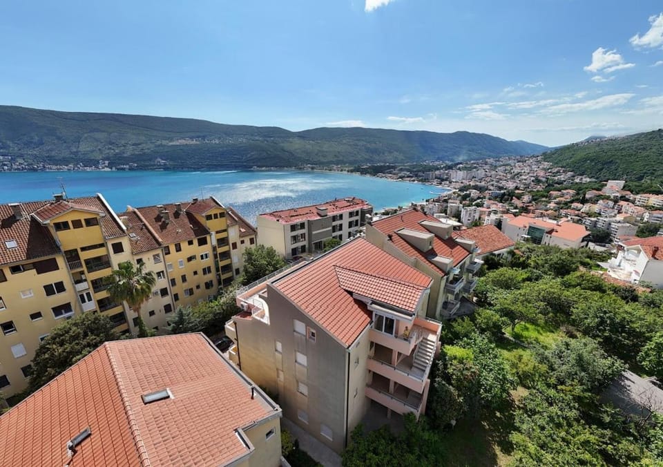 Comfortable 3 bedrooms sea view apartment Apartment in Montenegro