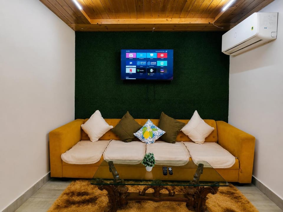 TV and multimedia, Living room, Seating area, air conditioner