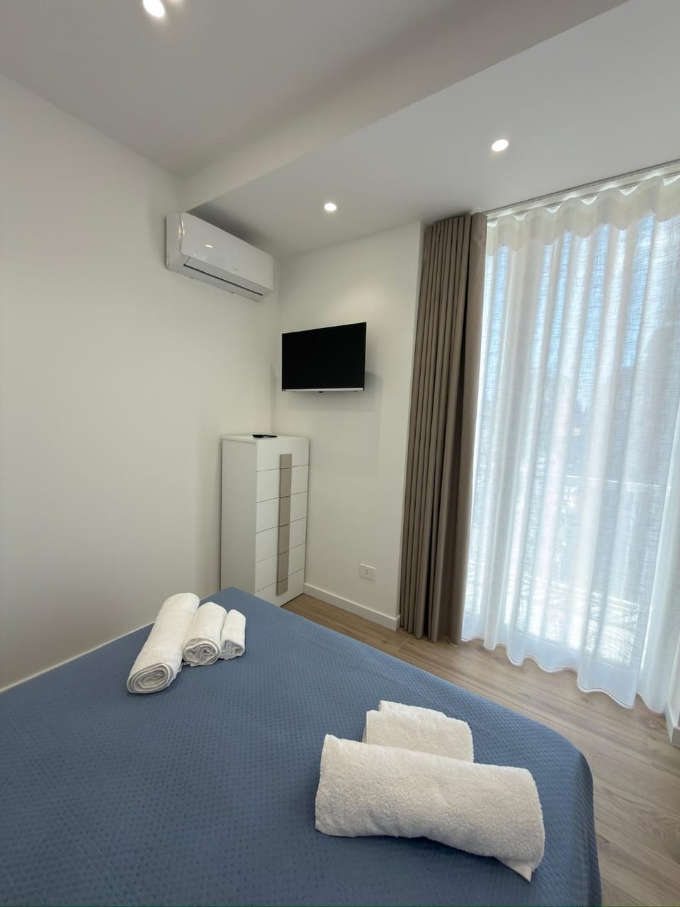 Bed, TV and multimedia, Photo of the whole room, Bedroom, towels, air conditioner