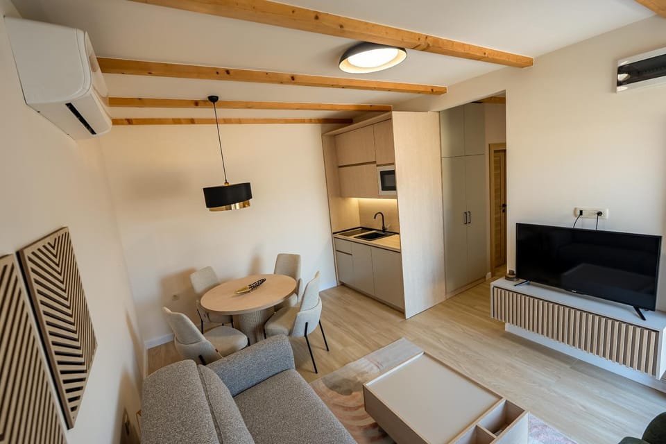 TV and multimedia, Kitchen or kitchenette, Dining area, air conditioner