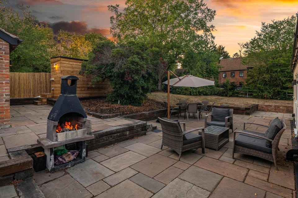 Historic Cambridgeshire Cottage Retreat with Hot Tub House in South Cambridgeshire District