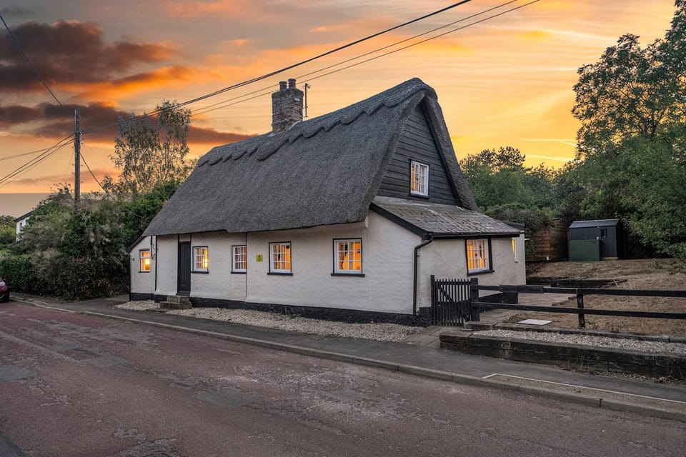Historic Cambridgeshire Cottage Retreat with Hot Tub House in South Cambridgeshire District