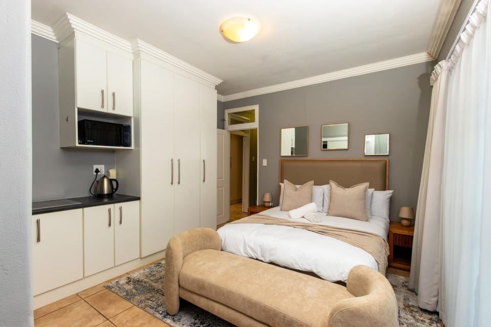 IsikaSea Luxury Guesthouse Bed and Breakfast in Port Elizabeth