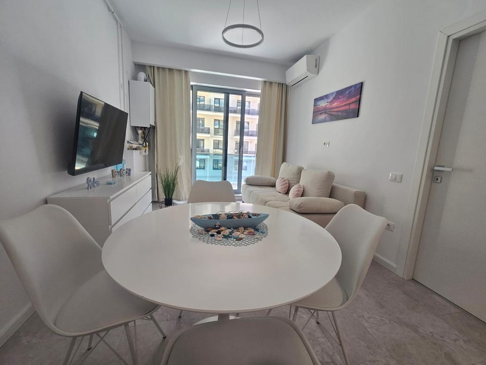 TV and multimedia, Living room, Dining area, air conditioner