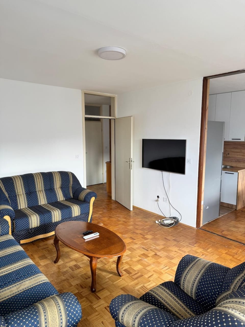 Communal lounge/ TV room, TV and multimedia, Living room, Seating area, Evening entertainment