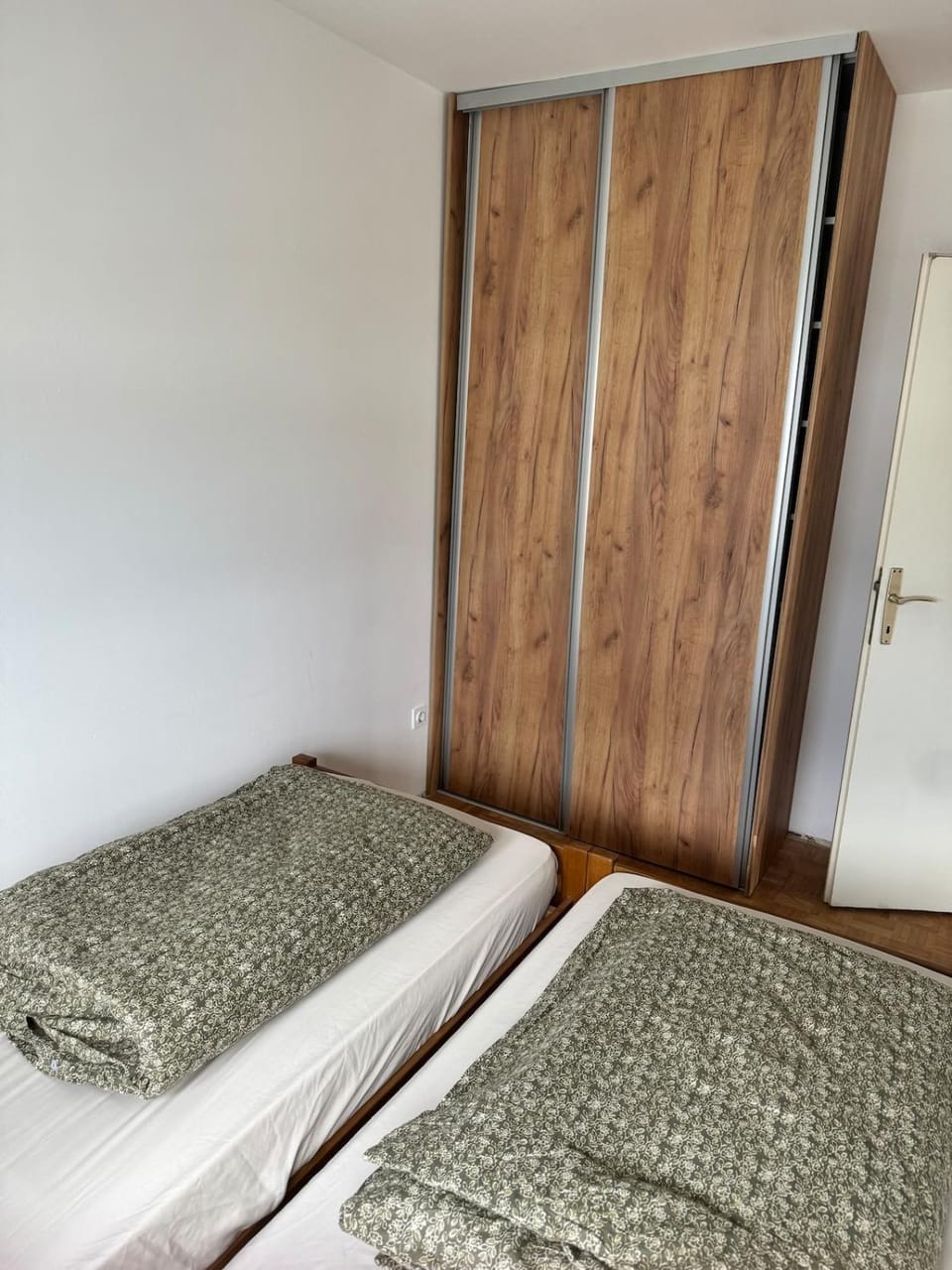 Bed, Photo of the whole room, Bedroom, wardrobe