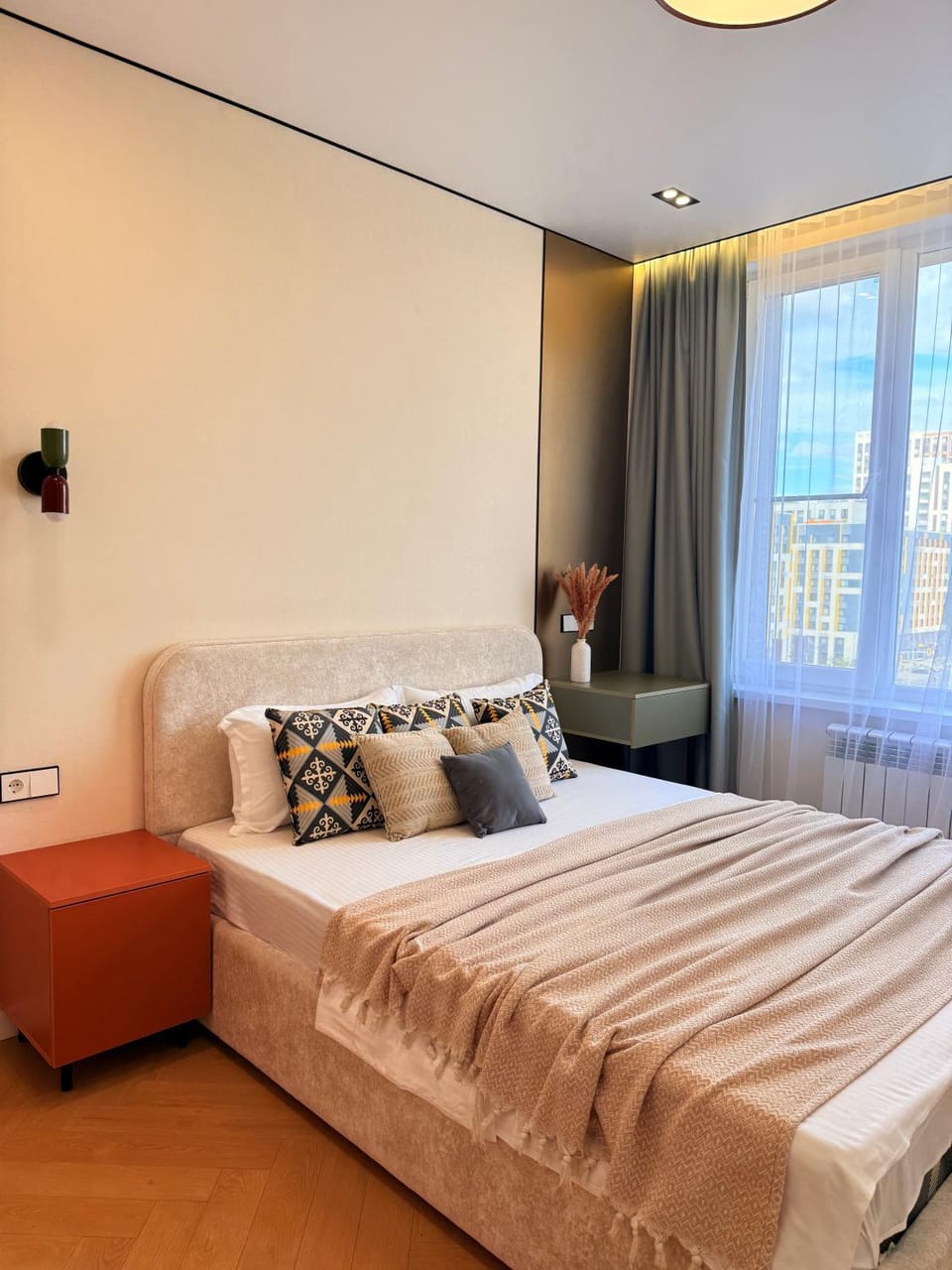 Bed, Living room, Photo of the whole room, Seating area, Bedroom