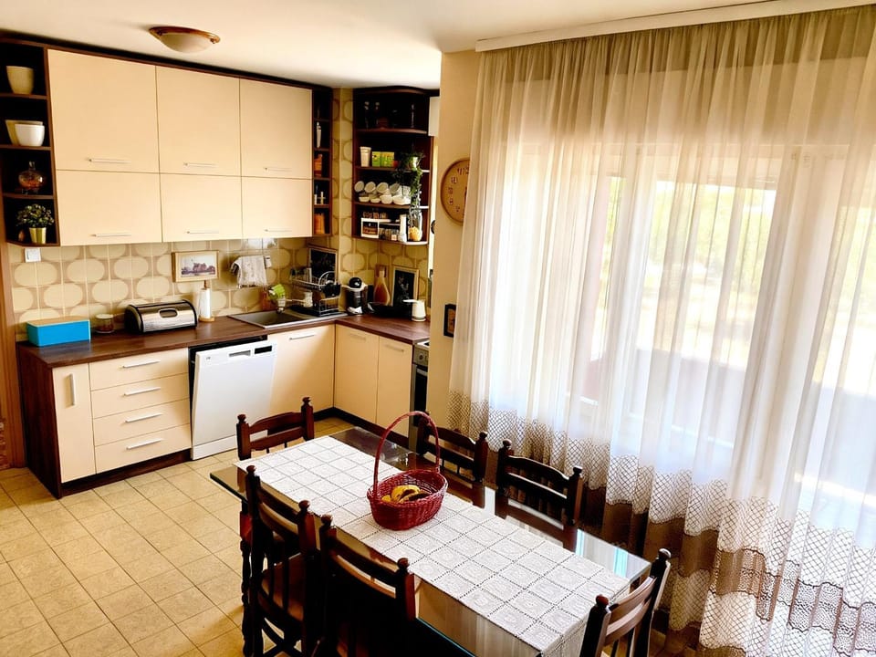 Kitchen or kitchenette, Seating area, Dining area, oven, stove, toaster