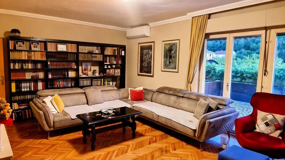 Library, Living room, Seating area