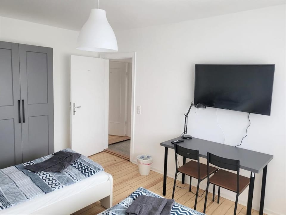 Bed, TV and multimedia, Photo of the whole room, Bedroom, wardrobe