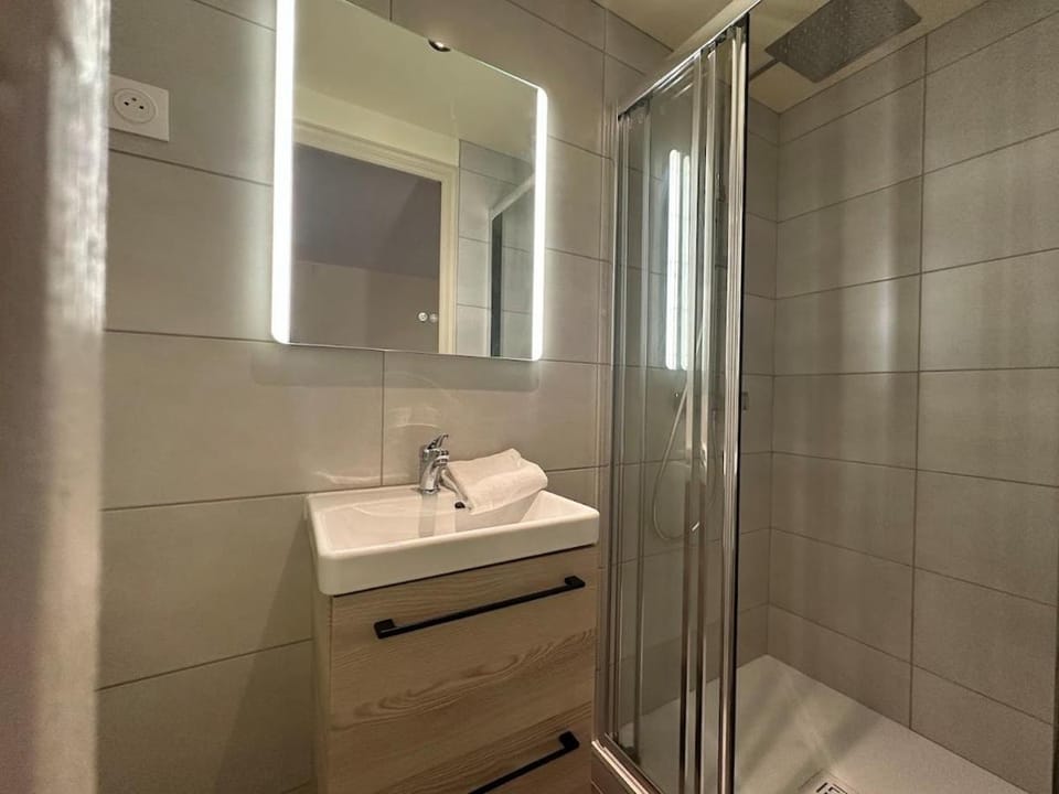 Shower, Bathroom, towels