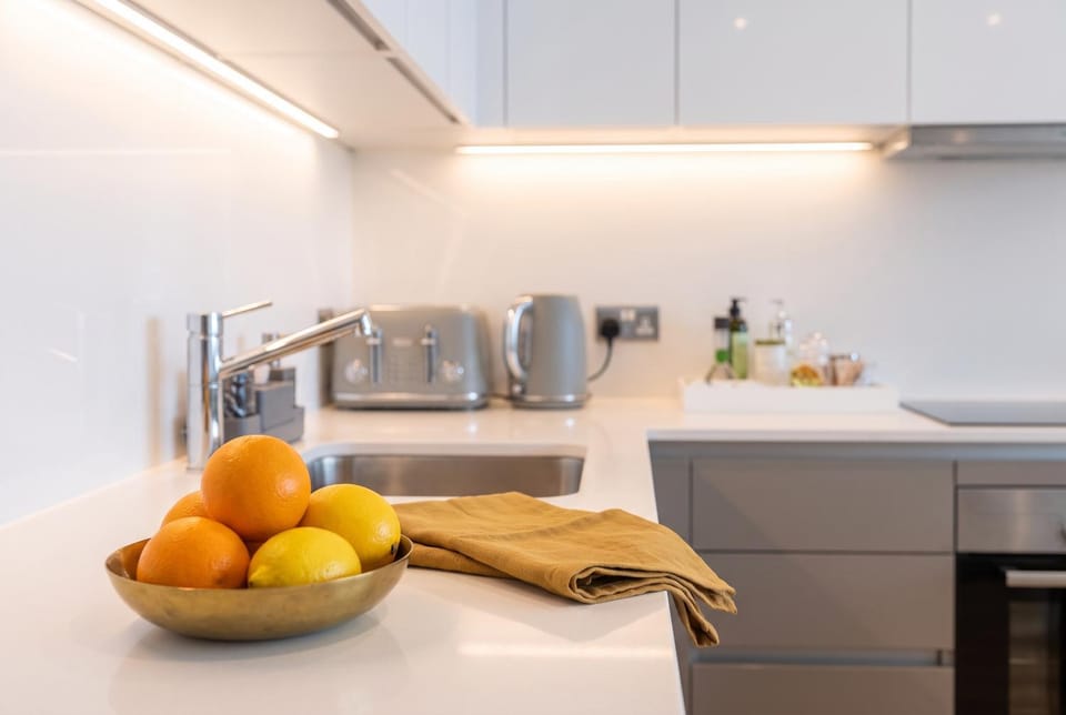 Coffee/tea facilities, Kitchen or kitchenette, stove