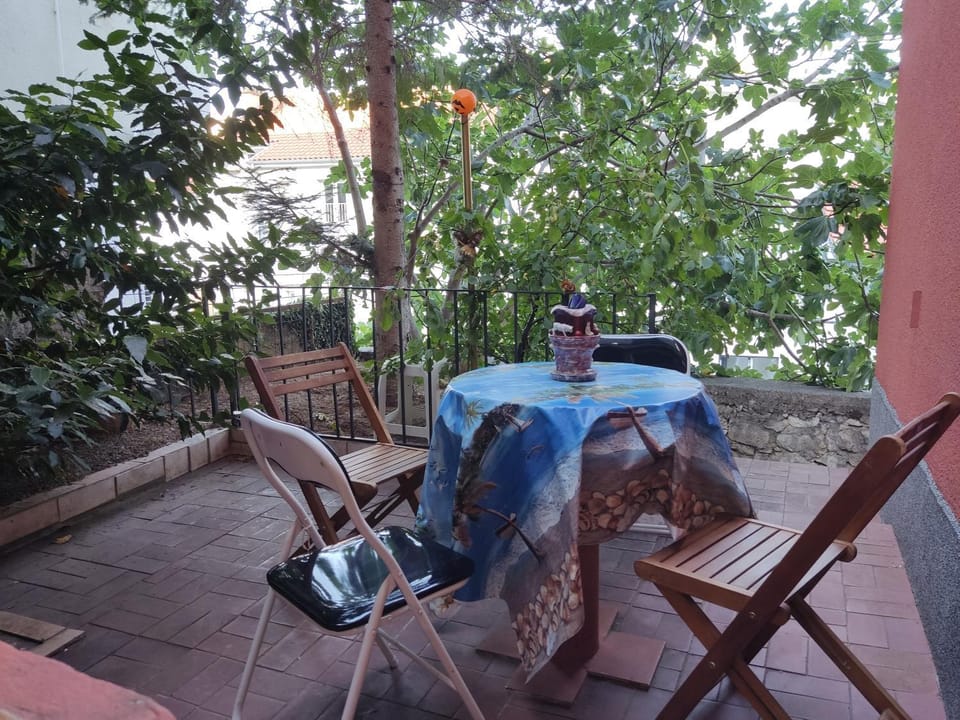 Patio, Spring, Day, People, Garden, View (from property/room), Balcony/Terrace, Living room, Seating area, Dining area, Garden view, group of guests