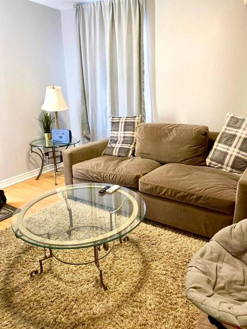 Comfortable 2-Bedroom Apartment in Laval, 2 Parking Spaces, Optional Car Ren Apartment in Laval