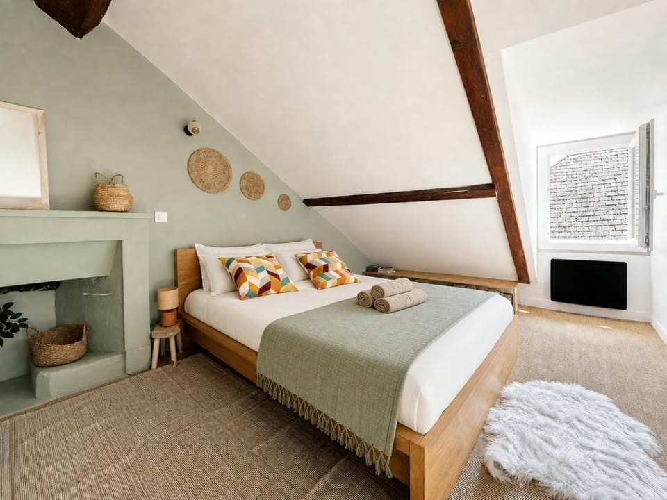 Bed, Bedroom, towels