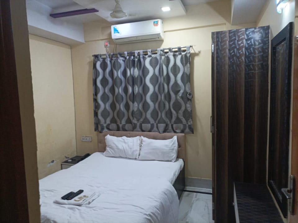 Bed, Bedroom, wardrobe, air conditioner