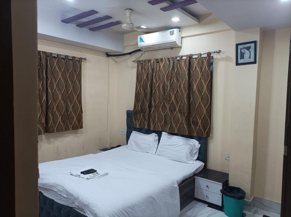 Bed, Photo of the whole room, Bedroom, air conditioner