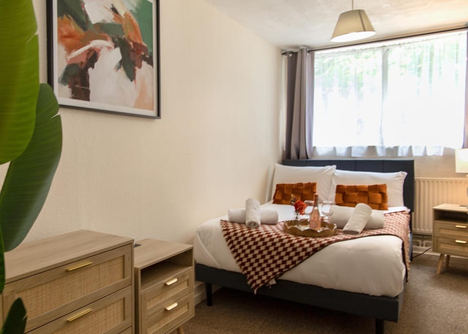 Bed, Photo of the whole room, Bedroom