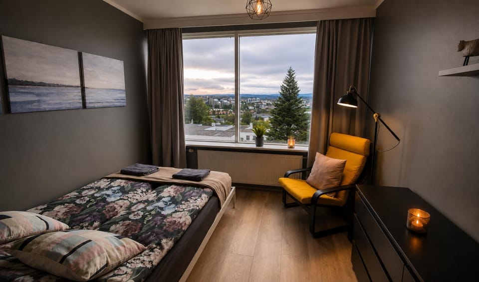 Penthouse near Reykjavík for 8 pp private parking hot tub Apartment in Kopavogur