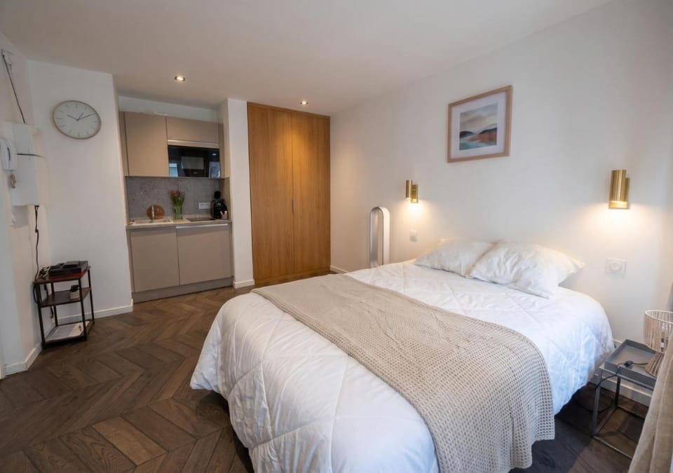 Communal lounge/ TV room, TV and multimedia, Kitchen or kitchenette, Decorative detail, wardrobe