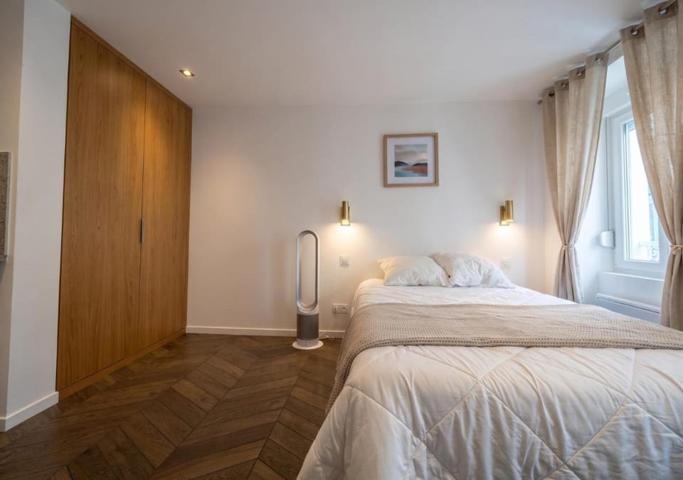 Communal lounge/ TV room, Bed, TV and multimedia, Decorative detail, wardrobe