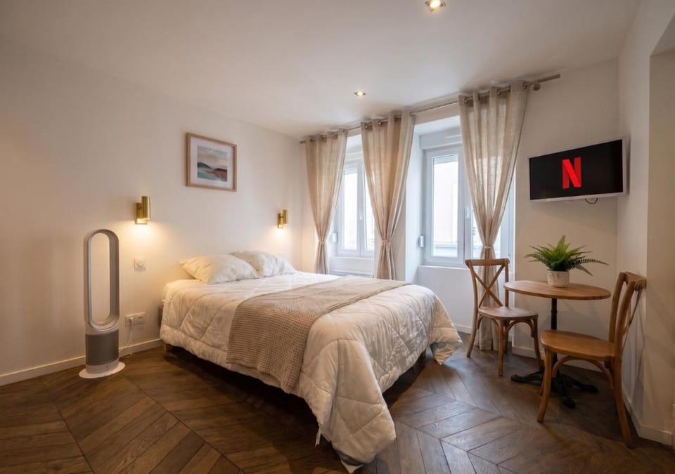 Communal lounge/ TV room, Bed, TV and multimedia, Living room, Seating area, Parking