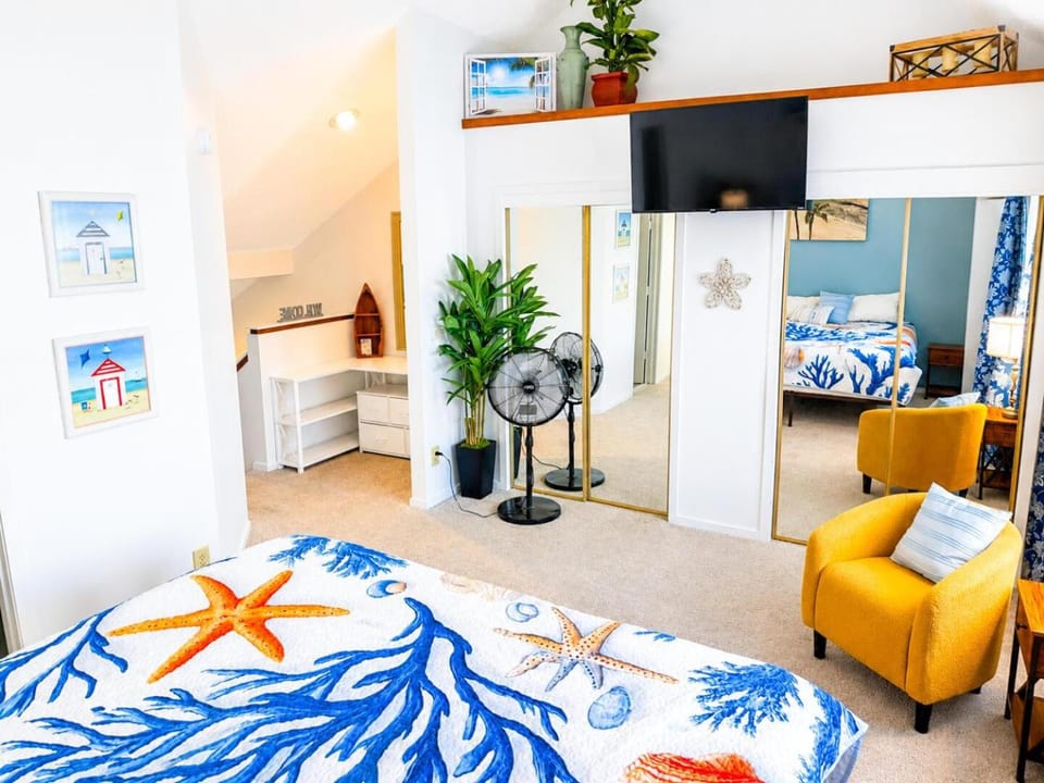 Bed, TV and multimedia, Photo of the whole room, Bedroom