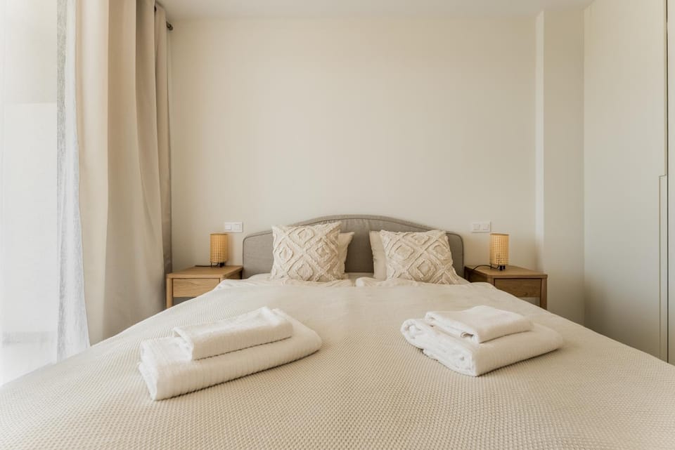 Bed, Photo of the whole room, Bedroom, towels