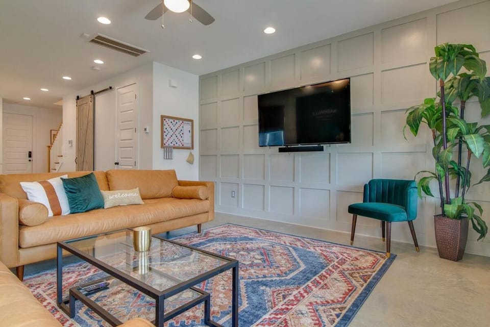 Modern East Nashville Townhome Walk To Local Favorite Restaurants And Bars 2 Car Garage Smart TVs in Every Room Near Five Points The Gulch And 10 min to Broadway 24 Hr Hospitality House in East Nashville